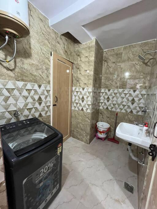 Apartment Divine India Service L73a, 1bhk New Delhi